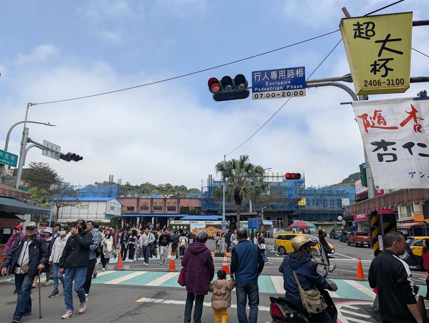 新北瑞芳┃懷舊車站 瑞芳站美食廣場小吃龍鳳腿 瑞芳駅グルメ散策！絶品「双醤麺」と活気あふれる美食広場