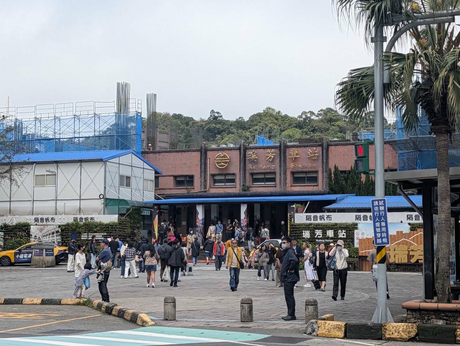 新北瑞芳┃懷舊車站 瑞芳站美食廣場小吃龍鳳腿 瑞芳駅グルメ散策！絶品「双醤麺」と活気あふれる美食広場