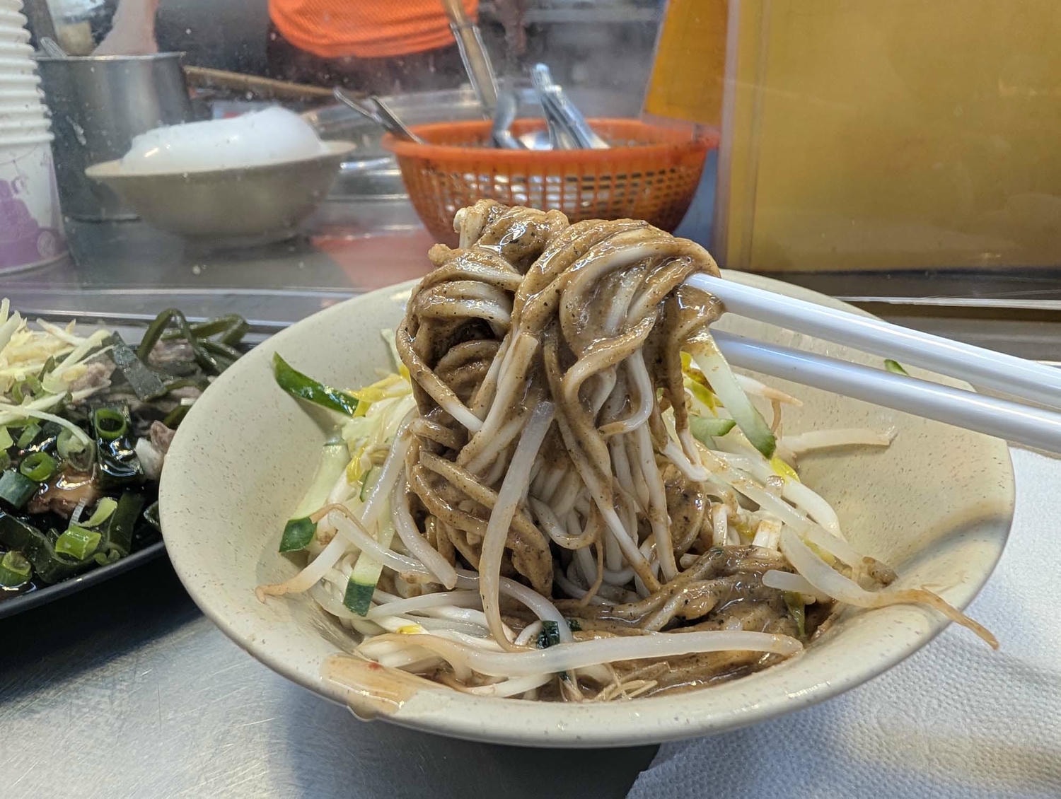 新北瑞芳┃懷舊車站 瑞芳站美食廣場小吃龍鳳腿 瑞芳駅グルメ散策！絶品「双醤麺」と活気あふれる美食広場
