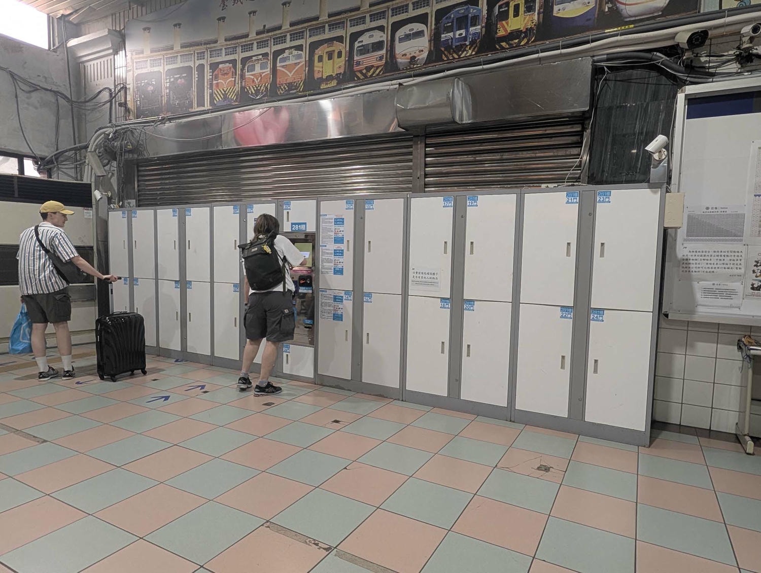 新北瑞芳┃懷舊車站 瑞芳站美食廣場小吃龍鳳腿 瑞芳駅グルメ散策！絶品「双醤麺」と活気あふれる美食広場