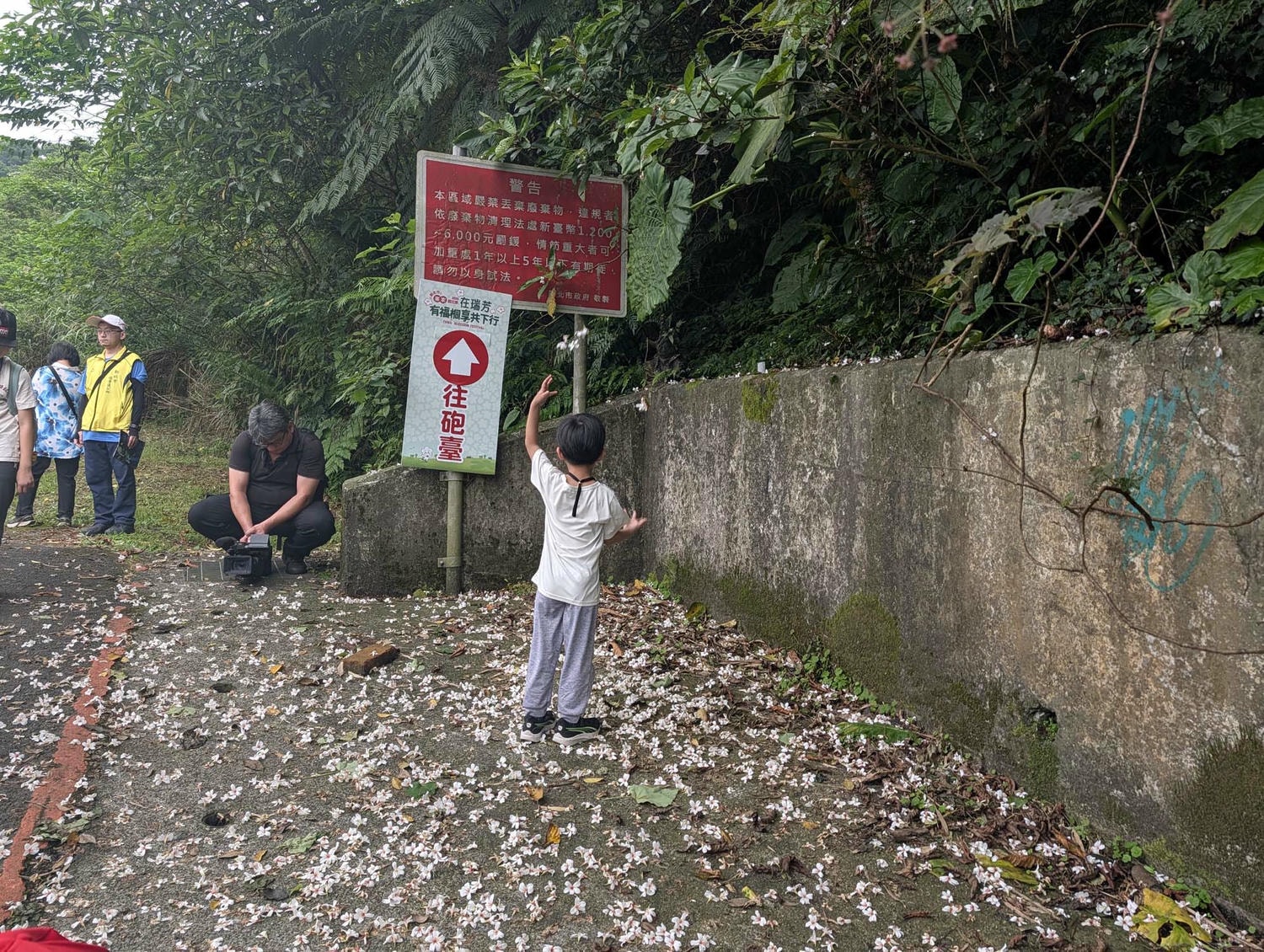 新北瑞芳桐花祭┃超值得!四腳亭砲台健行賞桐花雪 DIY搗麻糬 熱鬧園遊會遇見可愛發桐醬 - 第16張圖 新北瑞芳桐花祭┃超值得!四腳亭砲台健行賞桐花雪 DIY搗麻糬 熱鬧園遊會遇見可愛發桐醬