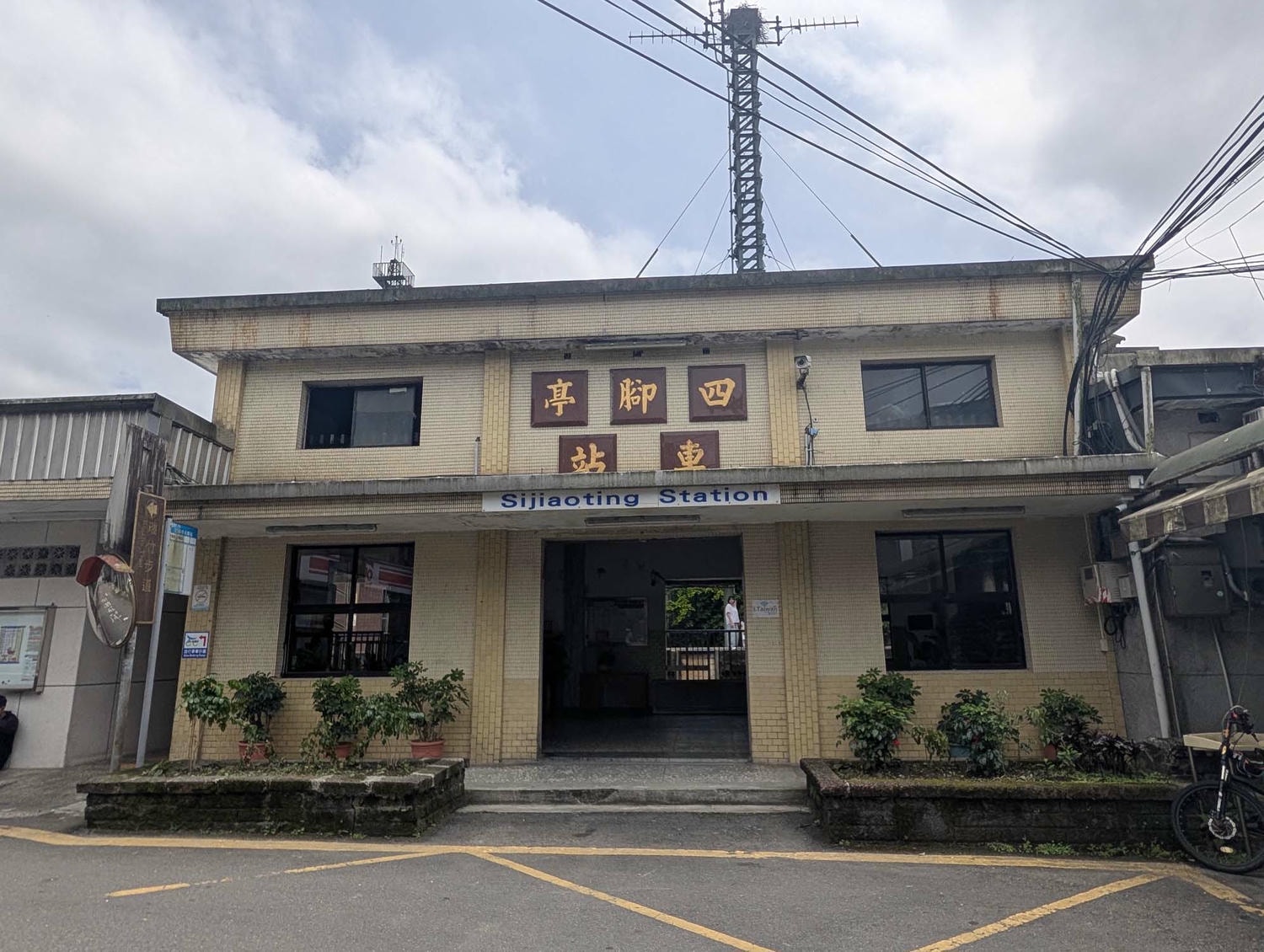 新北瑞芳桐花祭┃超值得!四腳亭砲台健行賞桐花雪 DIY搗麻糬 熱鬧園遊會遇見可愛發桐醬 - 第3張圖 新北瑞芳桐花祭┃超值得!四腳亭砲台健行賞桐花雪 DIY搗麻糬 熱鬧園遊會遇見可愛發桐醬