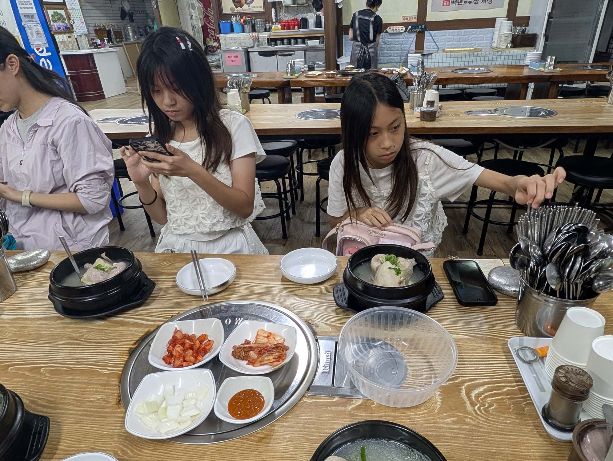 韓國跟團遊第一天┃搭長榮晚班到仁川機場 首爾百年土種蔘雞湯 住HOTEL SOPRA INCHEON 超商買香蕉牛奶