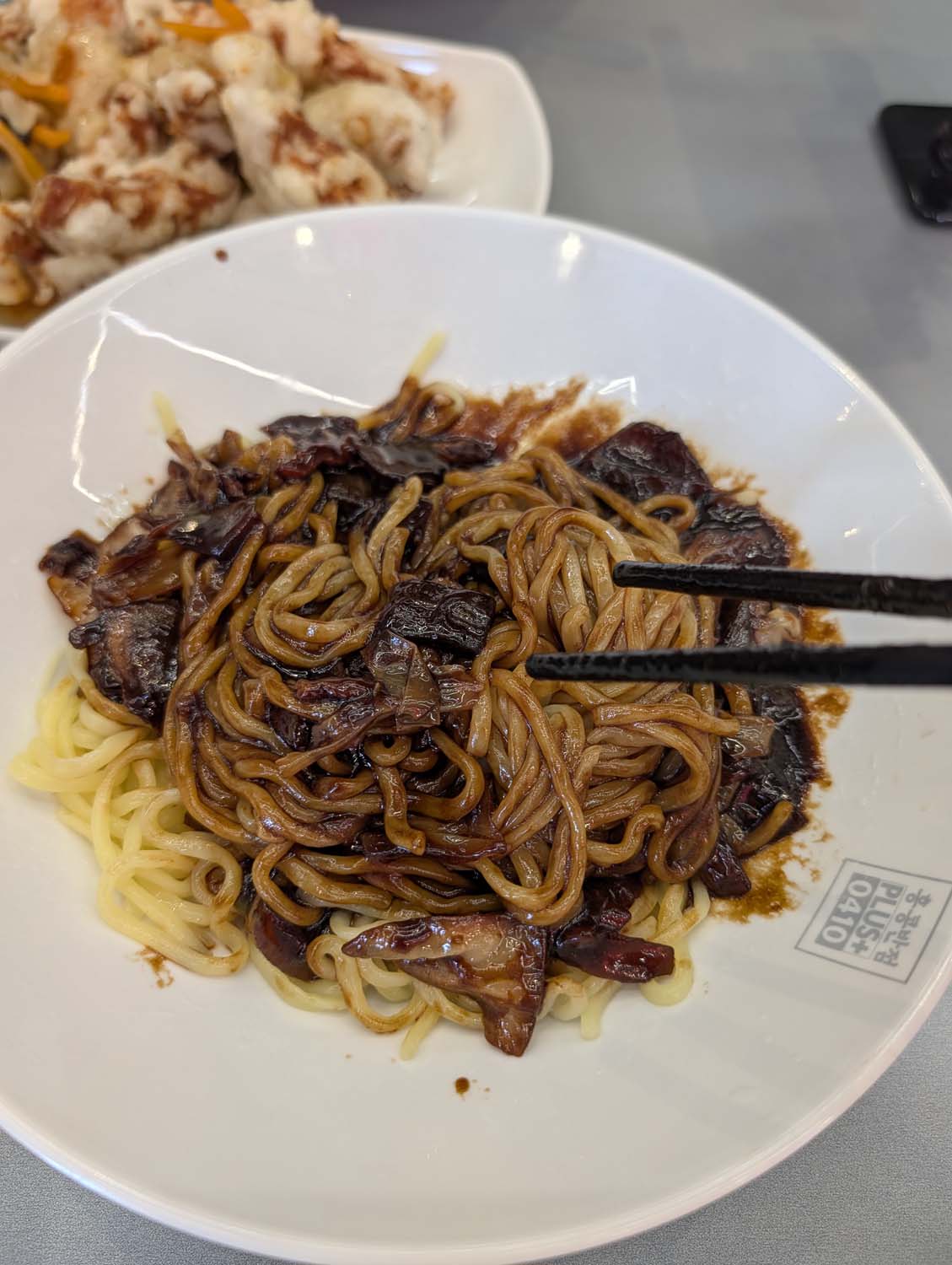 韓國跟團遊第二天┃首爾月尾島海鷗 松月洞童話村 弘大商圈 香港飯店0410炸醬麵 晚餐自理吃炸雞炒年糕