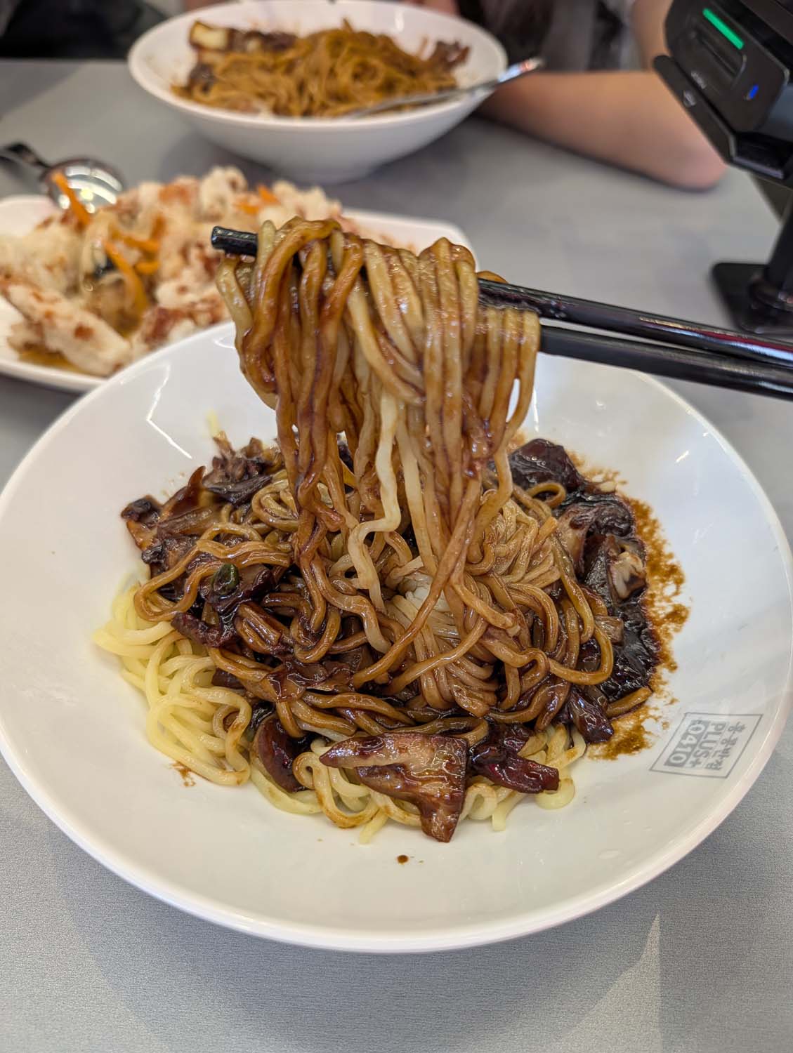 韓國跟團遊第二天┃首爾月尾島海鷗 松月洞童話村 弘大商圈 香港飯店0410炸醬麵 晚餐自理吃炸雞炒年糕