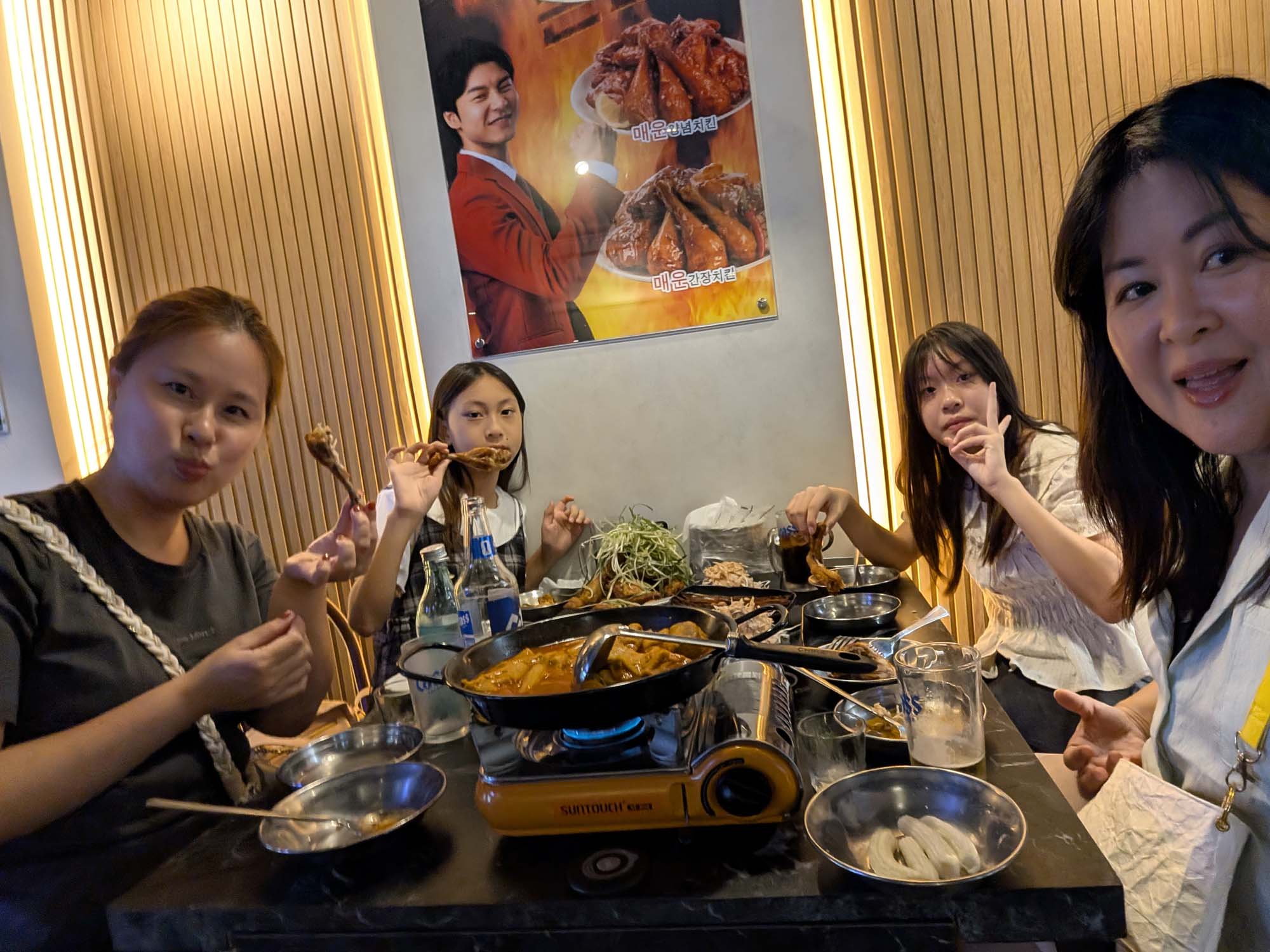 韓國跟團遊第二天┃首爾月尾島海鷗 松月洞童話村 弘大商圈 香港飯店0410炸醬麵 晚餐自理吃炸雞炒年糕