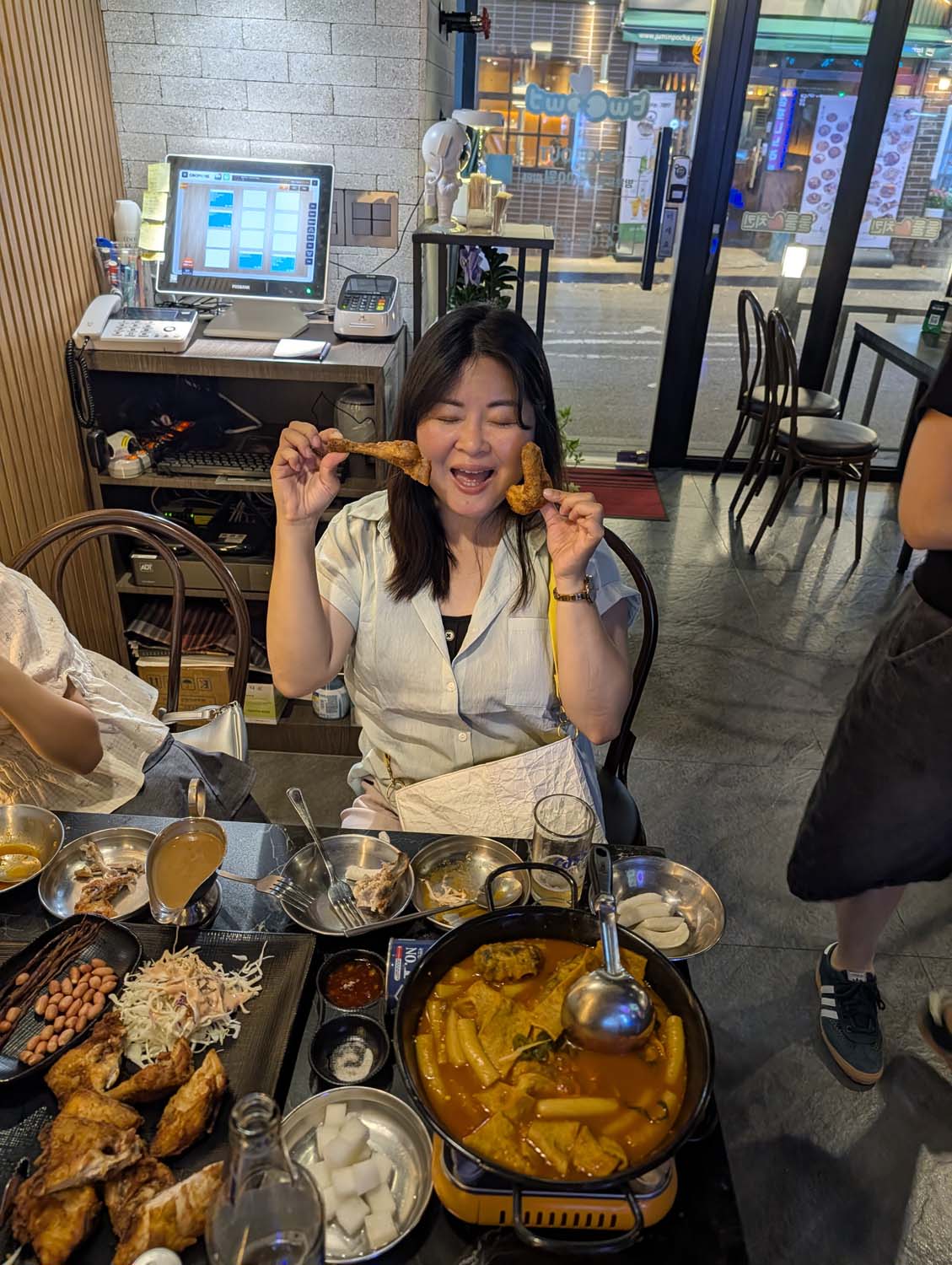 韓國跟團遊第二天┃首爾月尾島海鷗 松月洞童話村 弘大商圈 香港飯店0410炸醬麵 晚餐自理吃炸雞炒年糕