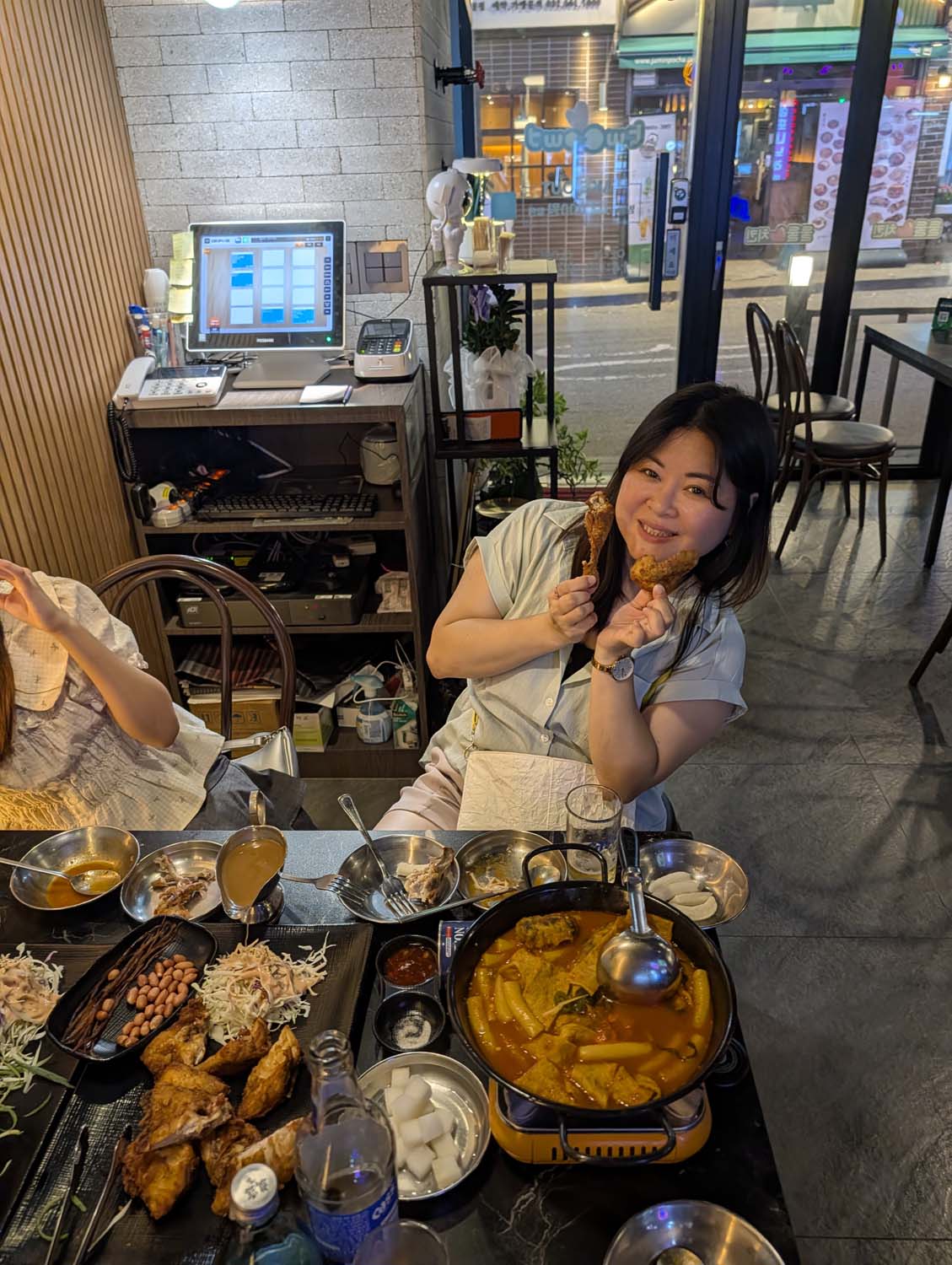 韓國跟團遊第二天┃首爾月尾島海鷗 松月洞童話村 弘大商圈 香港飯店0410炸醬麵 晚餐自理吃炸雞炒年糕