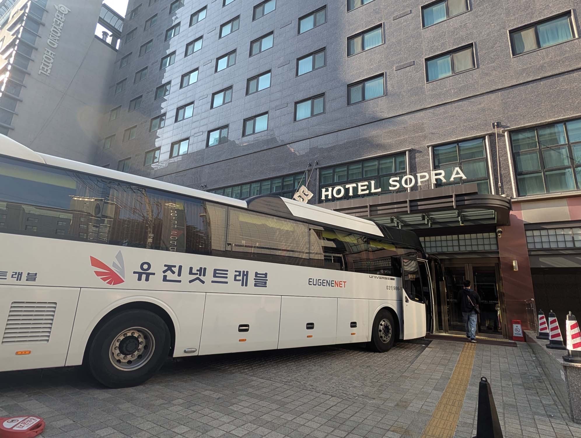 韓國跟團遊第一天┃搭長榮晚班到仁川機場 首爾百年土種蔘雞湯 住HOTEL SOPRA INCHEON 超商買香蕉牛奶